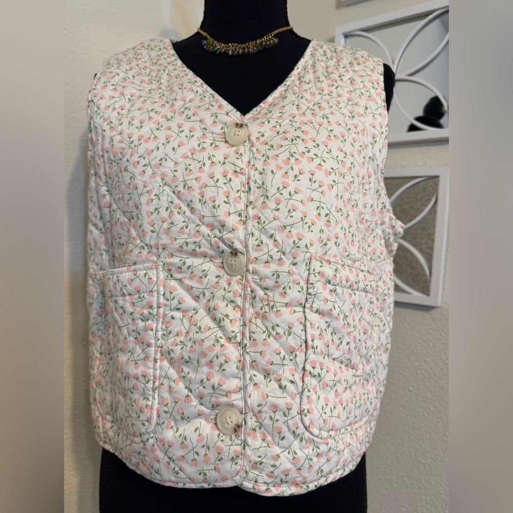 Monki cotton white/pink floral vest with pockets and tortoiseshell buttons SzS